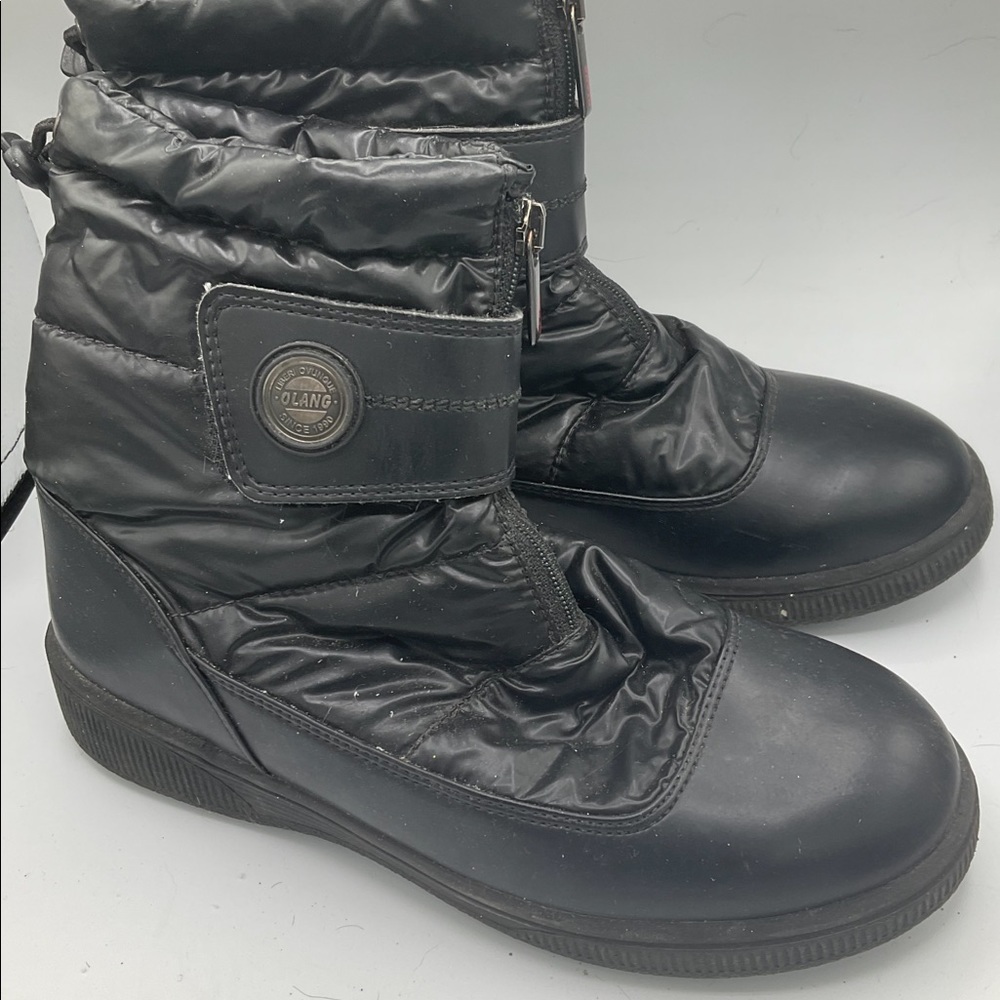 “OLANG” WITH INTEGRATED ICE GRIPS  Black Winter Ankle Boot.